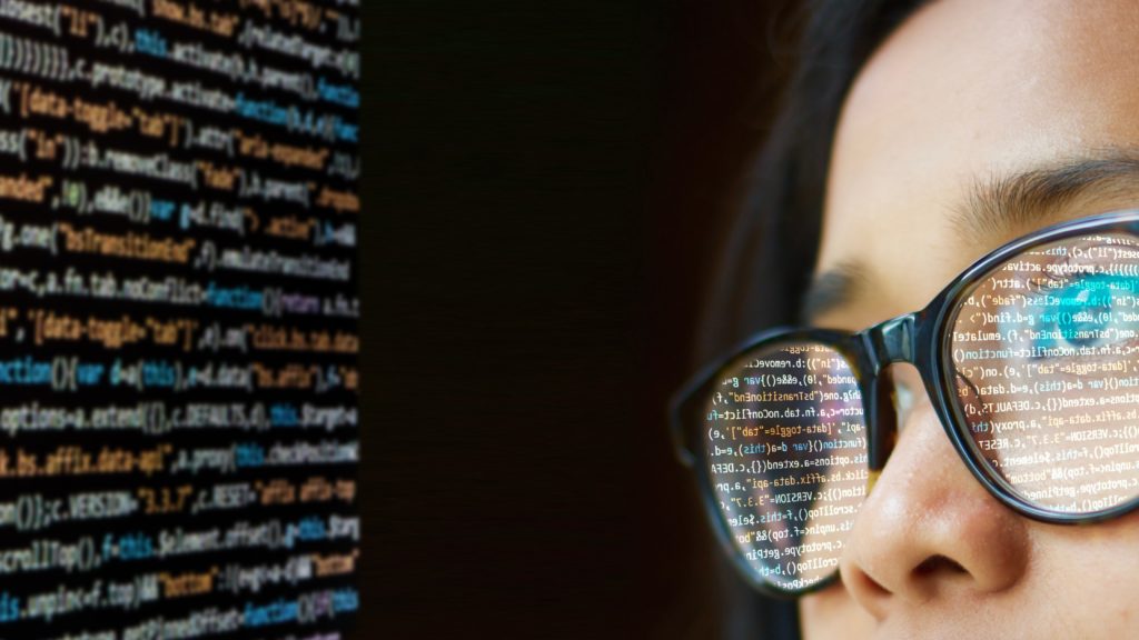 Les lunettes conçues pour filtrer la lumière bleue font l'objet de débats : sont-elles vraiment efficaces ou simplement une stratégie marketing.