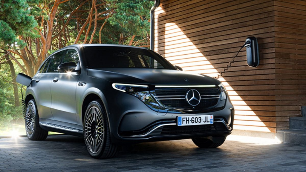 Véhicule Mercedes sur une bonne de recharge à domicile