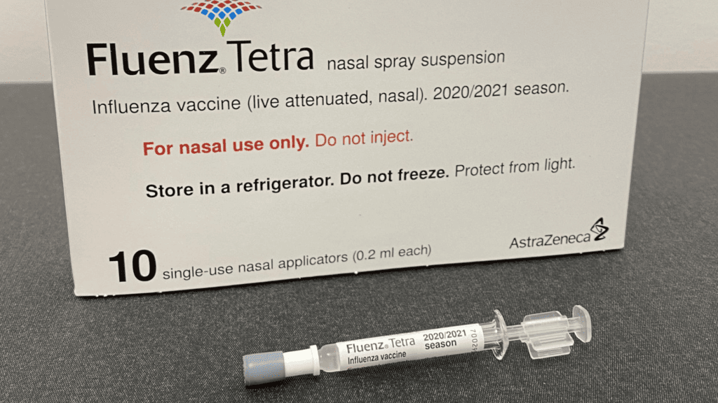 Le vaccin antigrippal par spray nasal est en Europe sous le nom de Fluenz Tetra. Il ne nécessite pas la moindre piqûre. // Source : AstraZeneca