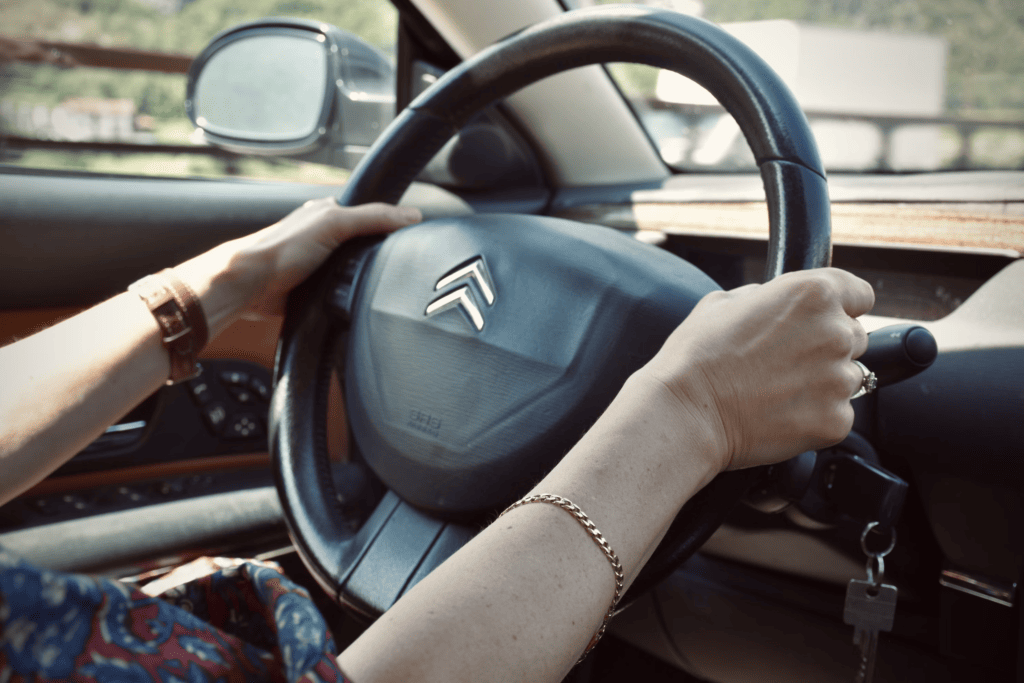 Conduite automobile - Photo by Arno Senoner on Unsplash