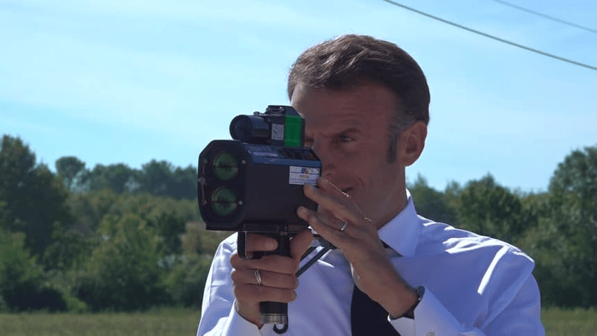 Macron en train d'utiliser un radar à voiture en octobre 2023