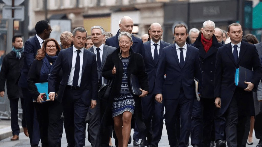 Élisabeth Borne entourée des membres du gouvernement.