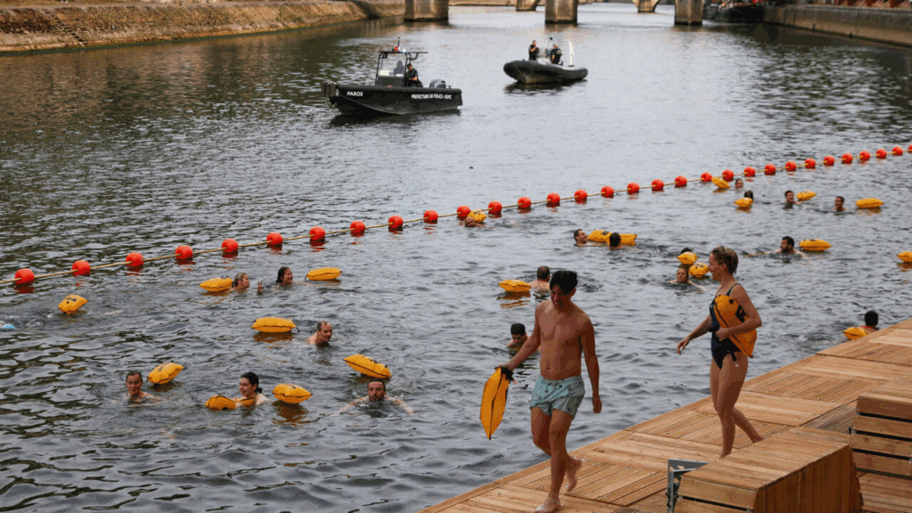 À Paris, la Seine accueille ses premiers baigneurs depuis un siècle