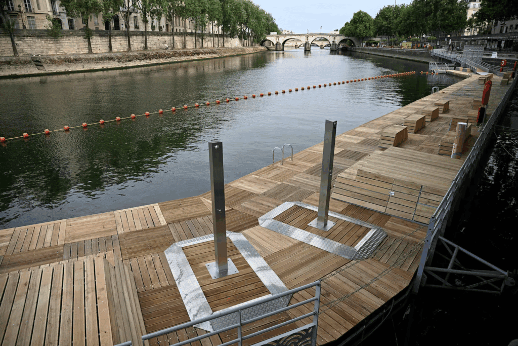 Le site de baignade dans la Seine du Bras-Marie, samedi 5 juillet. - (Julien de Rosa/AFP)